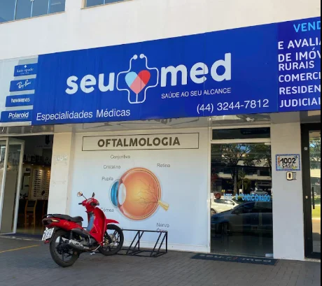 Médica oftalmologista atendendo paciente na Unidade Paiçandu